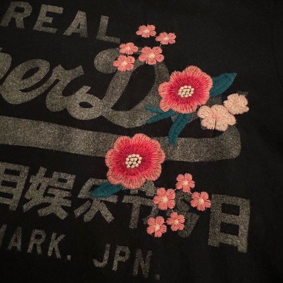 Superdry embroidered t-shirt in great condition - Picture 2 of 5